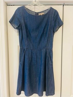 Banana Republic Short-Sleeve Denim Dress. Size 6.